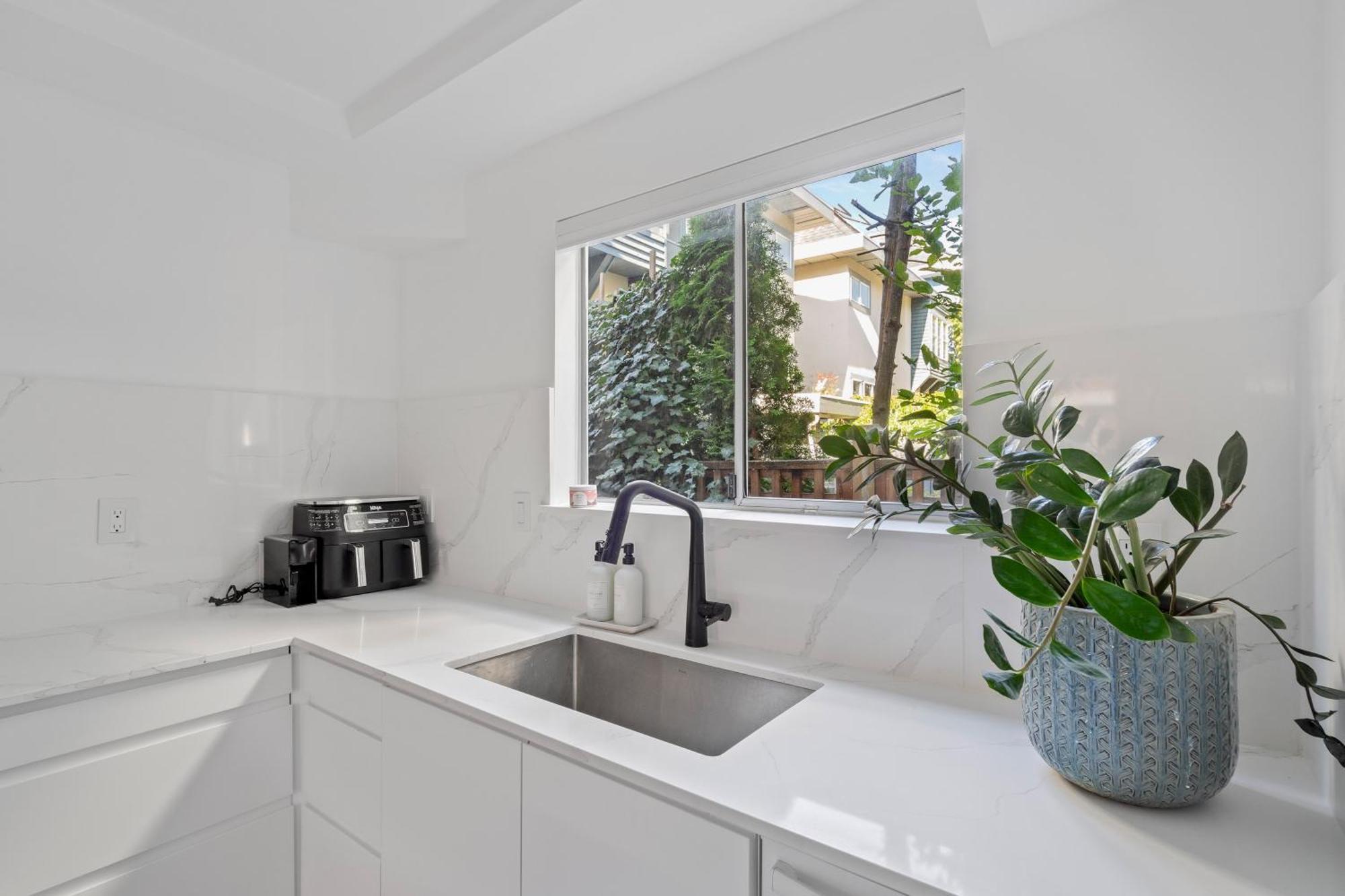 Modern Kitsilano 2 Bedroom Home With A Hot Tub Vancouver Kültér fotó